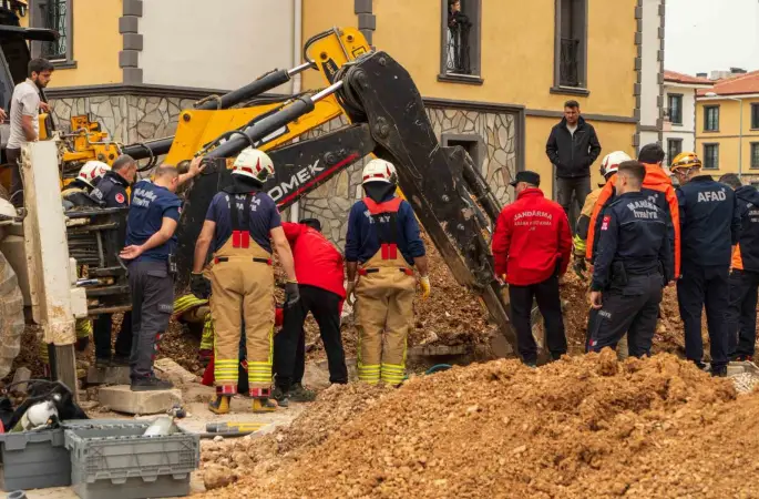 Hayatını kaybeden işçinin cansız bedeni göçük altından çıkarıldı
