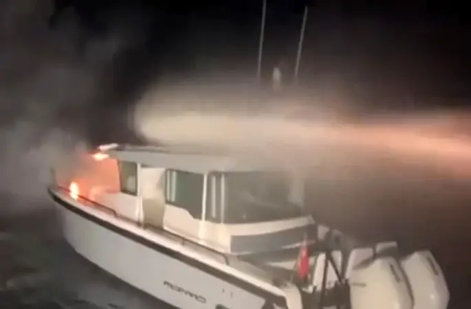 Haydarpaşa açıklarında yanan tekne alevlere teslim oldu
