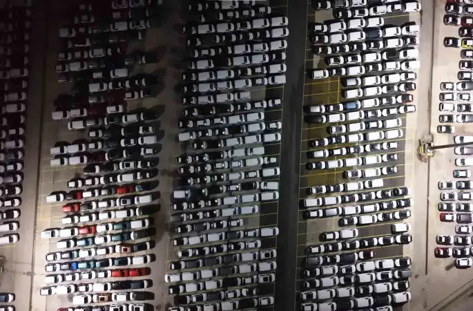 Haydarpaşa Limanı’nda gece mesaisi: 2026 model araçlar limana indirildi
