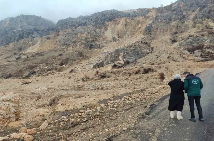 Heyelan bölgesinde inceleme
