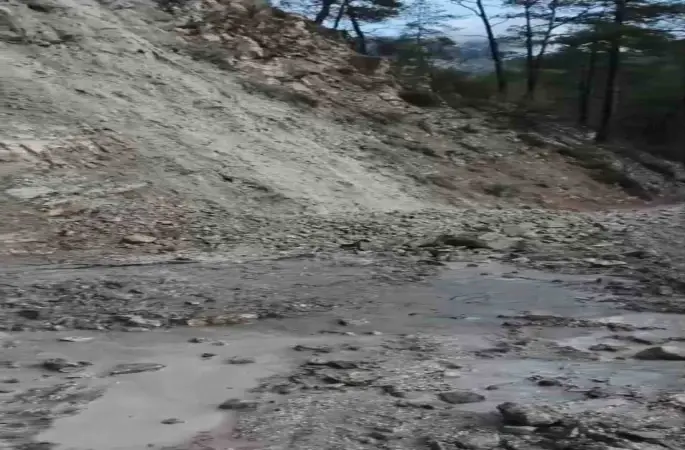 Heyelan köy yolunu ulaşıma kapattı
