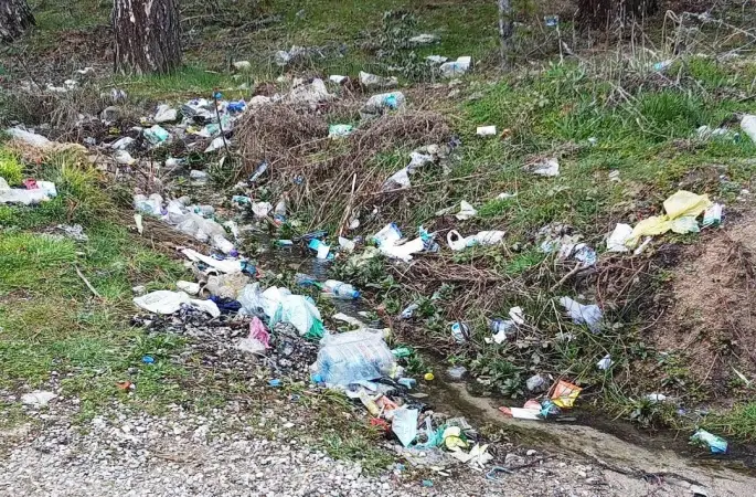 Hisarcık’ta çeşmenin çevresi çöplüğe döndü
