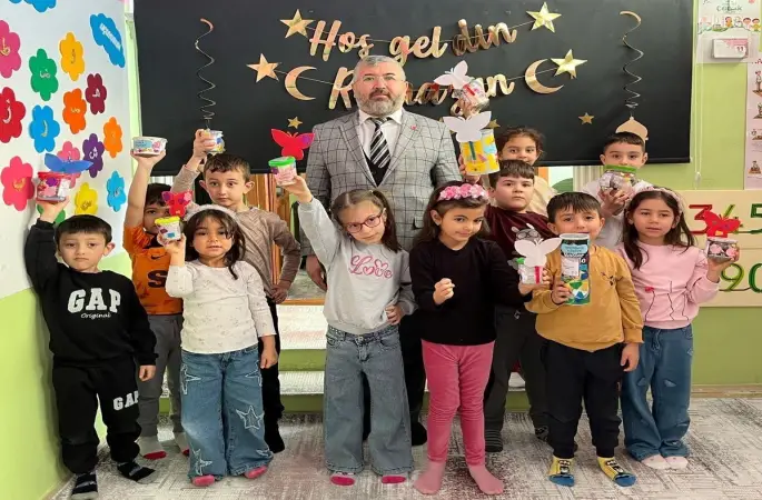 Hisarcık’ta minikler harçlıklarını Gazze için biriktirdi
