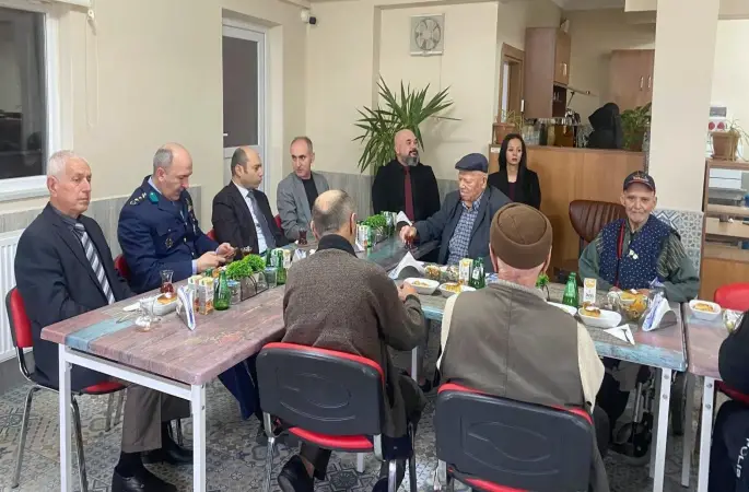 Huzurevi sakinleri bayramda unutulmadı
