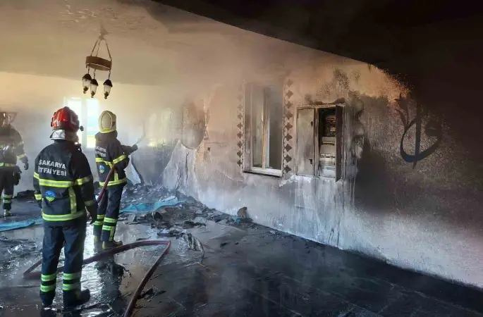 İbadete yeni açılan camide çıkan yangın söndürüldü
