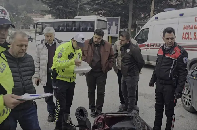 İftar vakti paket yetiştiren kurye kaza yaptı
