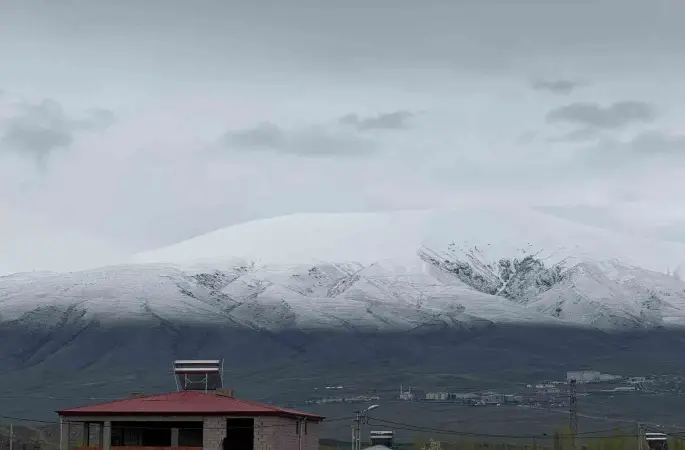 Iğdır Ovası’nı çevreleyen sıra dağlar yeniden beyaza büründü

