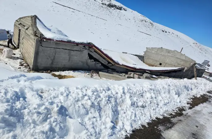 Iğdır’da ahır çöktü: Hayvanların önceden çıkarılması facianın önüne geçti
