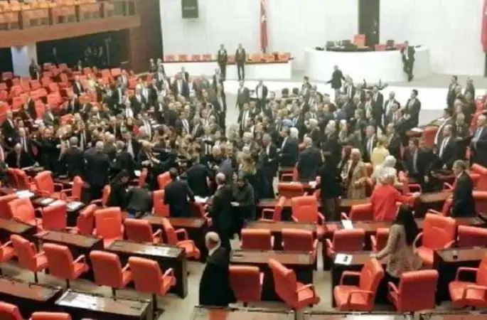 AK Parti ve CHP meclis üyeleri arasında gerginlik