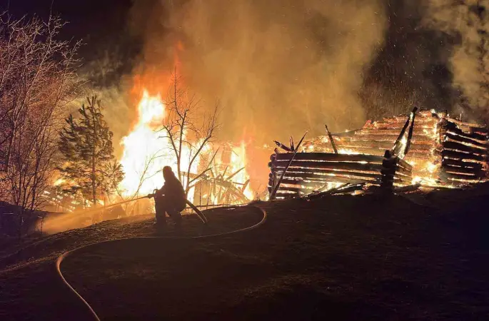 İki katlı ev alevlere teslim oldu
