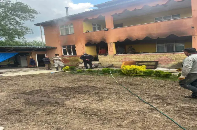 İki katlı evin mutfağında çıkan yangın paniğe neden oldu
