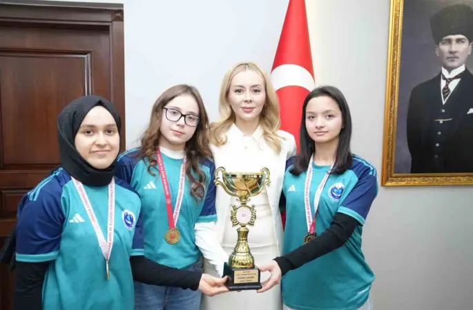 İl birincisi takım, kupayı Kaymakam Şıktaş’a götürdü
