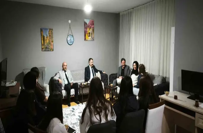 İl müdürleri, çocukların iftar sofrasına misafir oldu
