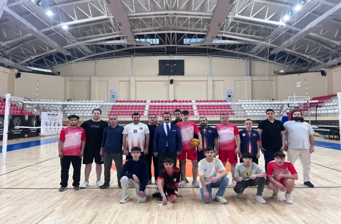 İl Müdürü İlhan çocuklarla voleybol oynadı

