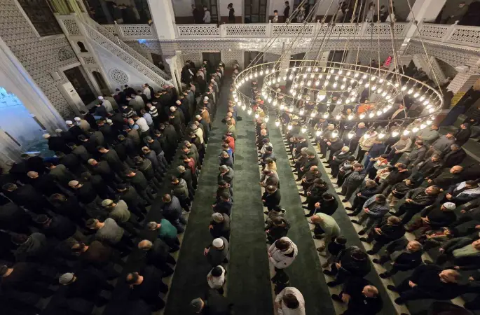 İlk teravihte vatandaşlar camiye akın etti
