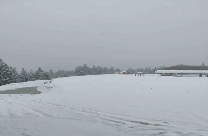 İlkbahar yerini kışa bıraktı, turizm alanı yeniden beyaz örtüyle kaplandı

