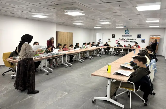 İlkokul öğrencileri elektronik atıklardan tablo yaptı
