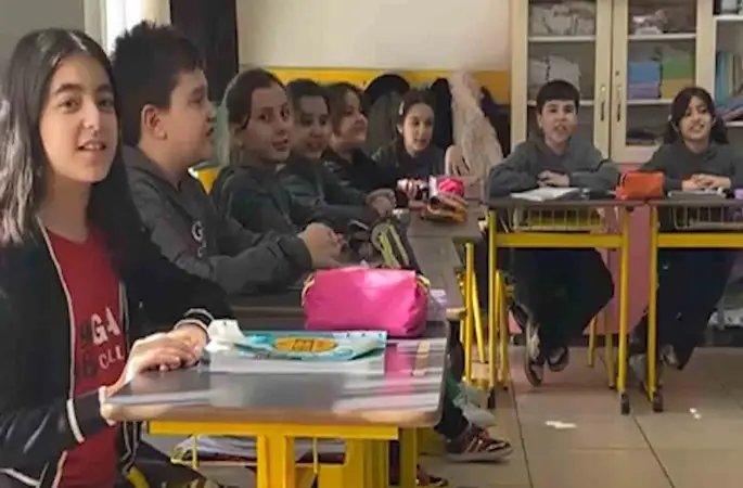 İlkokul öğrencilerinden "Kabe’de hacılar hu der Allah" ilahisi
