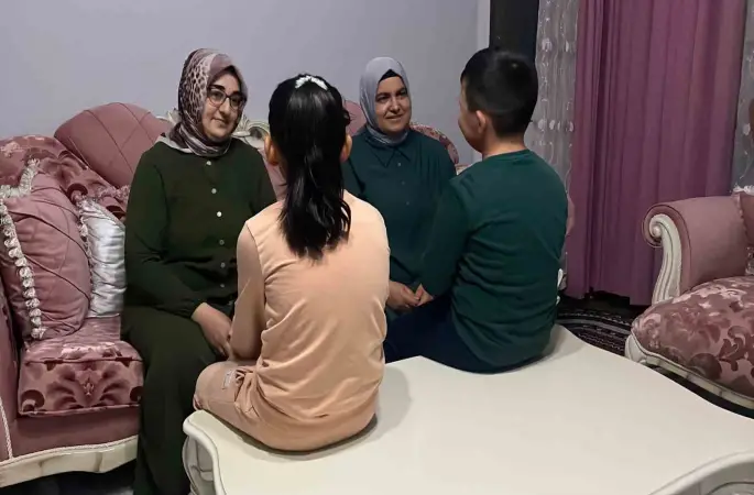 İlkokul öğrencilerinin sıra tartışmasında okula gelen baba, anne ve babaanne 2 çocuğu darp etti
