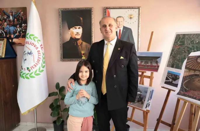 İlkokul öğrencisi Sare, ödevini Başkan Kaya ile yaptı
