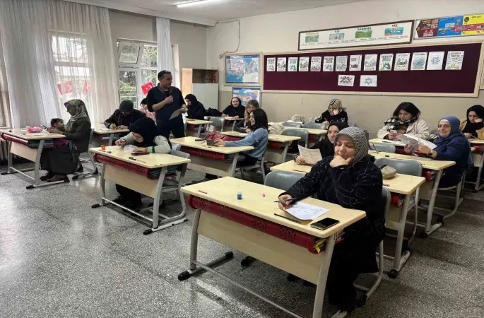 İlkokulda veliler kitap okuma yarışmasında ter döktü
