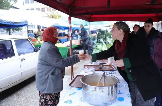 İncirliova Belediyesi’nden pazarda sıcak çorba ikramı
