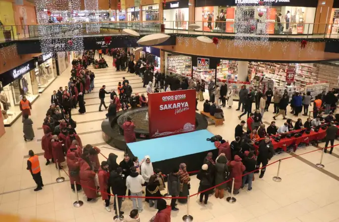 İndirim için geceden çadır kurup 8 saat yağmur altında beklediler
