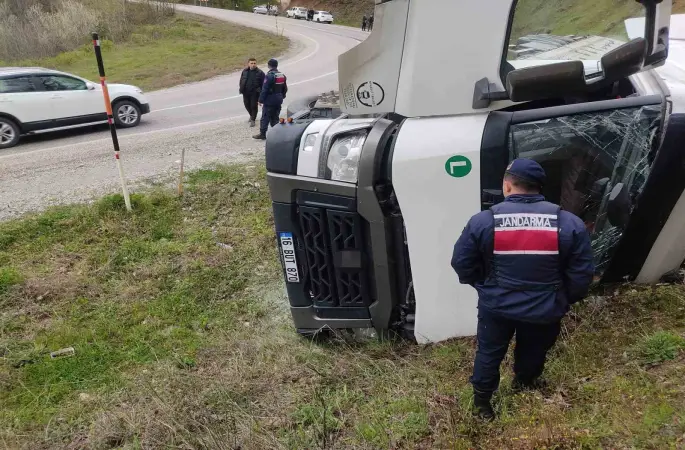 İnegöl’de su yüklü tır yamaca devrildi: 1 yaralı
