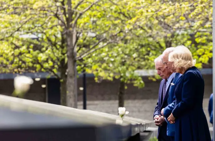 İngiltere Kralı III. Charles 11 Eylül Anıtı’nı ziyaret etti, kurban yakınlarıyla bir araya geldi
