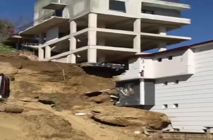 İnşaat kazısından kopan kaya bitişik binanın üzerine düştü
