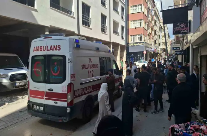 İş makinesinin çarptığı seyyar satıcı yaralandı
