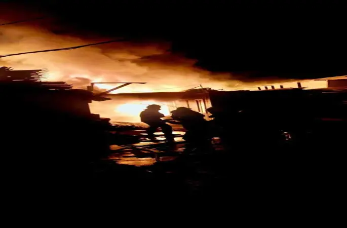 İşçi lojmanları alevlere teslim oldu
