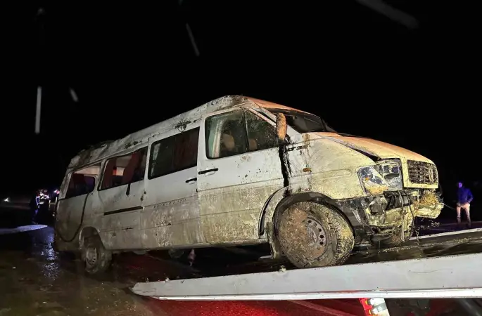 İşçi servisi şarampole devrildi: 17 yaralı
