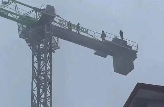 İşçilerden inşaat kule vincinde intihar girişimi
