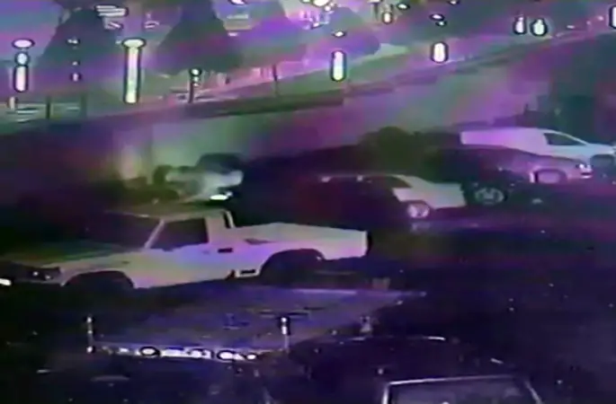 Isınmak için yaktığı ateş 5 aracı küle çevirdi
