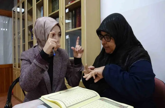 İşitme engelli kadınlar işaret diliyle Kur’an-ı Kerim öğreniyor
