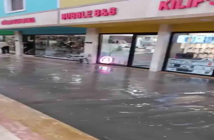 İskenderun ayakkabıcılar çarşısı sular altında kaldı
