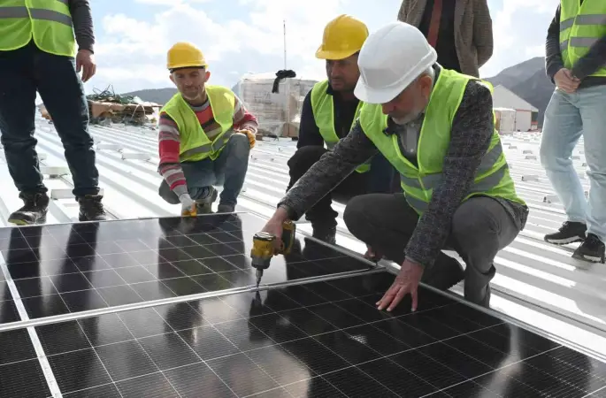 Isparta Belediyesi, pazar alanı çatılarına GES kuruyor
