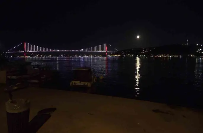 İstanbul Boğazı’nda yakamoz manzarası
