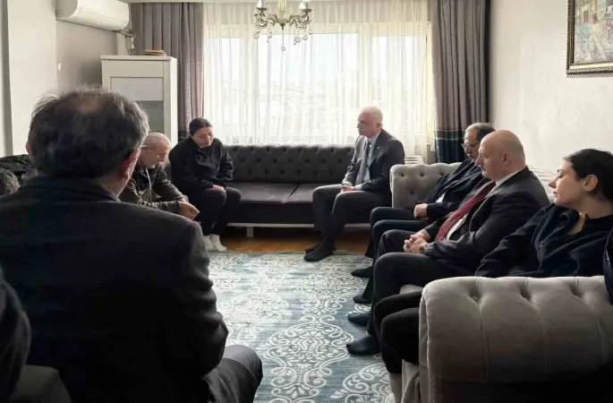 İstanbul Valisi Davut Gül, Güngören’de uğradığı bıçaklı saldırı sonucu hayatını kaybeden Atlas Çağlayan’ın ailesini ziyaret etti
