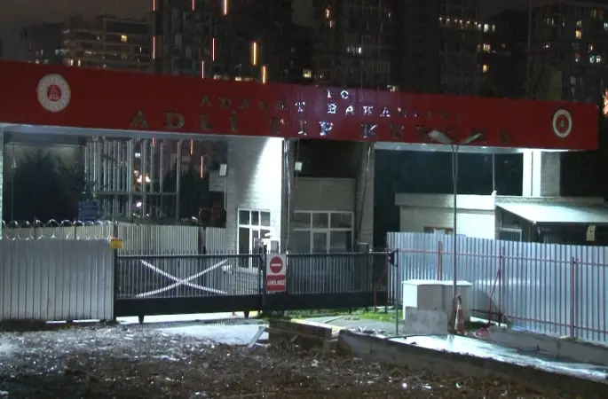 İstanbul’da ağabeyini öldürdükten sonra intihar eden gencin cenazesi adli tıbba kaldırıldı
