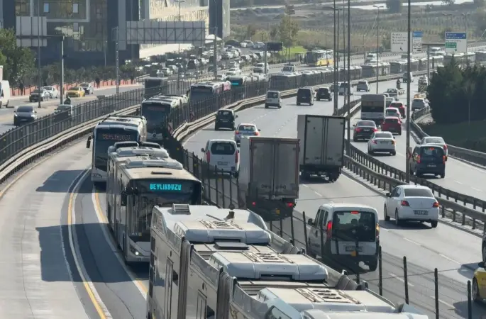İstanbul'da iki metrobüs çarpıştı: 1 yaralı