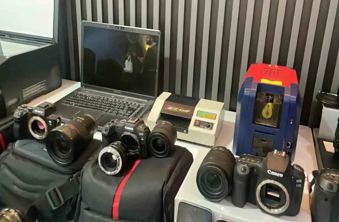 İstanbul’da kargo dolandırıcılığı şebekesine operasyon: 3’ü kadın 10 şüpheli şüpheli adliyeye sevk edildi
