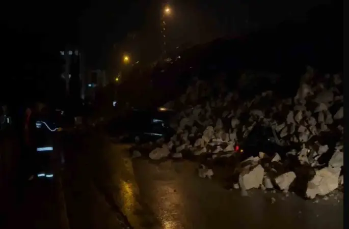 İstinat duvarı park halindeki araçların üzerine çöktü
