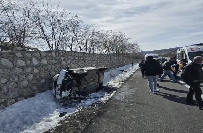 İstinat duvarına çarpan otomobil devrildi: 5 yaralı
