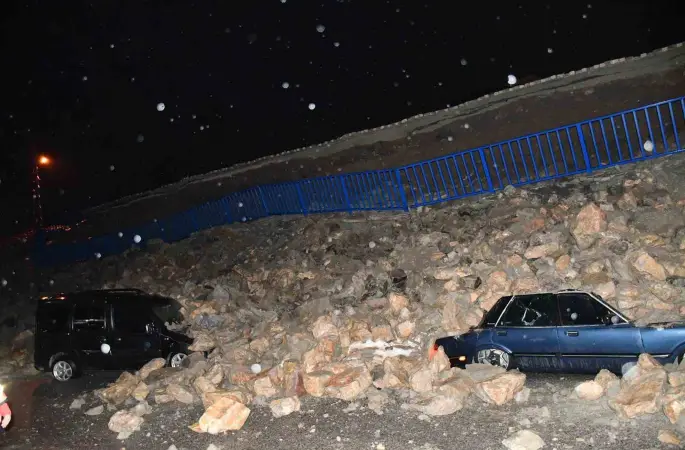 İstinat duvarının park halindeki araçların üzerine çöktüğü anlar kamerada
