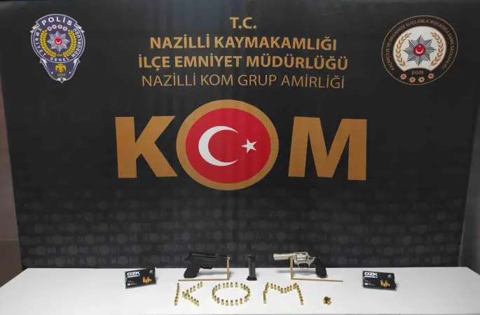 İşyerinde ruhsatsız silahlarla yakalandı
