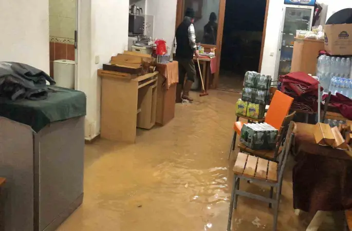 İşyerine su basan esnaf Datça Belediyesi’ne tepki gösterdi
