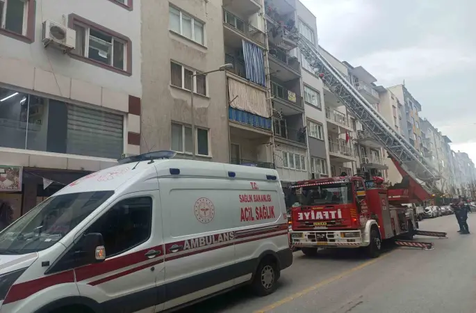 İtfaiyenin asansörlü merdivenine binmekten korkan genç, kırık ayağıyla merdivenlerden indi
