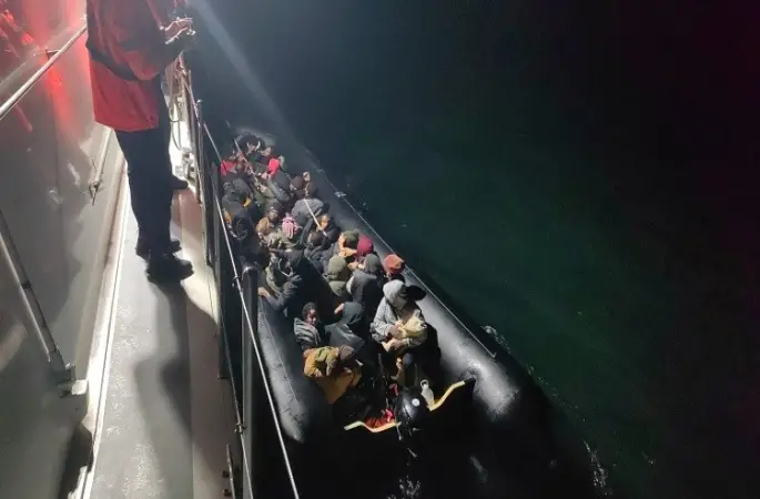 İzmir açıklarında 59 düzensiz göçmen yakalandı
